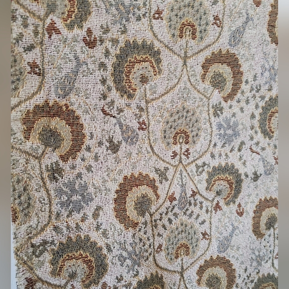 Sage Green Floral Pattern Woven Table Runner - Picture 2 of 8